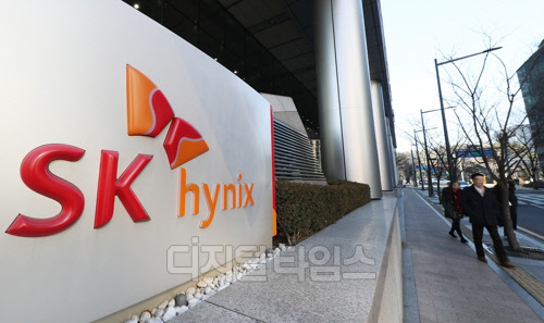 KB증권은 25일 반도체 업황의 완만한 회복 등을 반영해 SK하이닉스 목표주가를 기존 7만5000원에서 8만1000원으로 올렸다. 사진은 24일 오후 경기도 성남시 SK하이닉스 분당캠퍼스 모습. 연합뉴스
